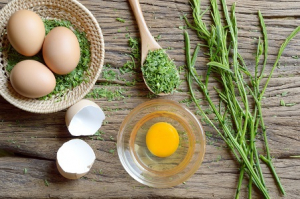 عکس با کیفیت تخم مرغ  محلی با تزئین سبزی